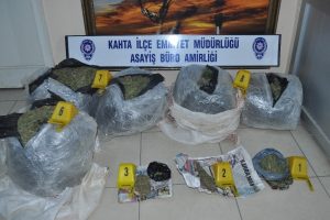 Adıyaman'da ka&ccedil;an otomobilde 47 kilo esrar ele ge&ccedil;irildi