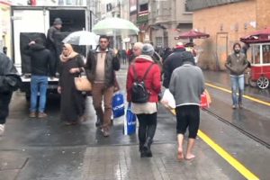 İstanbul Taksim'de 'yalın ayak'lı duygu s&ouml;m&uuml;r&uuml;s&uuml;