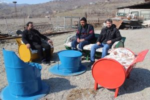 Batman'da atık varillerden oturma gurubu yaptı