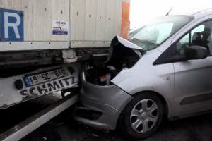 Erzurum'da sis nedeniyle 15 ara&ccedil; birbirine girdi
