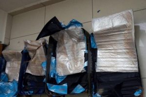 Hava yoluyla uyuşturucu sevkiyatı yapmak isterken polise takıldı