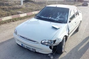 Dolmuştan inip karşıya ge&ccedil;erken otomobil &ccedil;arptı