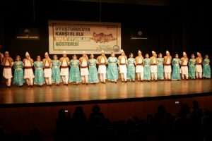 Uyuşturucuya karşı el ele halk oyunu