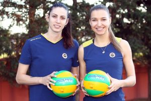 Fenerbah&ccedil;eli oyuncular taraftara &ccedil;ağrı yaptılar