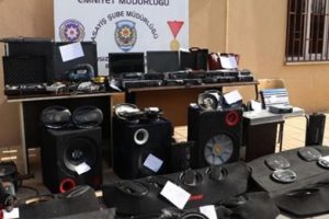 &Ccedil;aldıkları malzemeleri akrabalarına hediye etmişler
