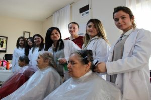 Huzurevinin sultanlarına sa&ccedil; bakımı yapıldı