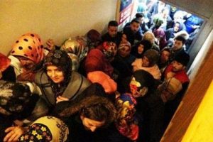 Rize'de İŞKUR binası &ouml;n&uuml;nde izdiham