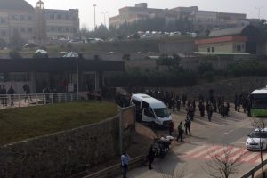 &Uuml;niversitede tehlikeli gerginlik: 60 g&ouml;zaltı