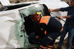 Aksaray'da otomobil 300 metrelik u&ccedil;uruma yuvarlandı