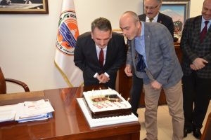 Bursa'da Başkan Yılmaz'a s&uuml;rpriz doğum g&uuml;n&uuml;