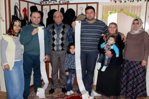 Askerdeki oğullarına 5'er metrelik mektup yazmışlar