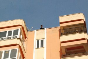 &Ccedil;atıdan d&uuml;şen gen&ccedil; kız ağır yaralandı