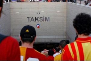 Taraftarlar y&uuml;z&uuml;nden metro kapatıldı