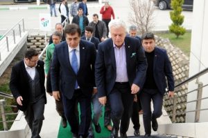 Vali K&uuml;&ccedil;&uuml;k ve beraberindeki heyetten Bursaspor'a ge&ccedil;miş olsun ziyareti