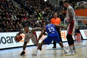Anadolu Efes deplasmandan puanla d&ouml;nd&uuml;