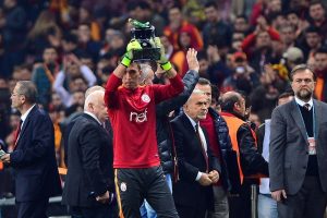 Simovic ve Muslera'ya plaket