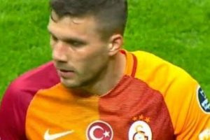Galatasaraylı Podolski 4 yıldız yerine 3 yıldızlı forma ile oynadı