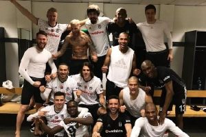 Beşiktaşlı futbolculardan galibiyet pozu
