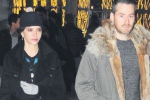 Hande Ataizi'nin eşinin y&uuml;z&uuml;ndeki kitle korkuttu