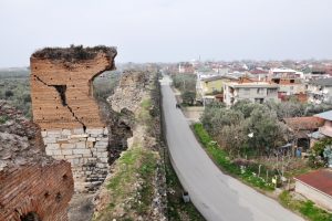 Bursa'da tarihi burçtaki devasa çatlak korkutuyor