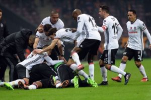 Galatasaray'a 10, Fenerbah&ccedil;e'ye 12 puan fark attı