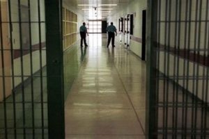 Bursa'da cezaevine telefon kartı sokmaya kalktı