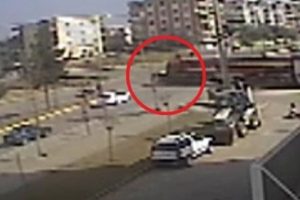 Trenin otomobile &ccedil;arpma anı kamerada!