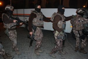 İstanbul'da 600 polisle operasyon: 35 kişi g&ouml;zaltına alındı