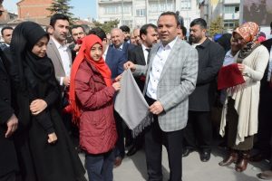 28 Şubat'ın yıl d&ouml;n&uuml;m&uuml;nde &ouml;ğrencilere baş&ouml;rt&uuml;s&uuml; dağıtıldı