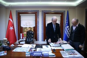Bursa B&uuml;y&uuml;kşehir Belediye Başkanı Altepe'ye 2016 Yıllığı hediye edildi