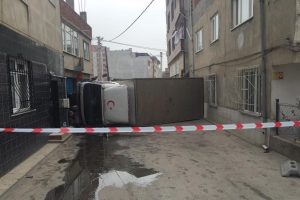 Bursa'da  freni patlayan kamyon dehşet sa&ccedil;tı