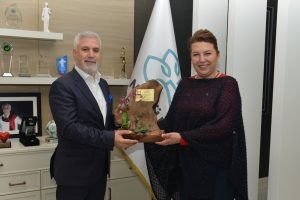 Bursa'da peyzaj mimarlarından Başkan Bozbey'e plaket
