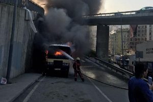 Kağıthane'de park halindeki minib&uuml;sler kundaklandı