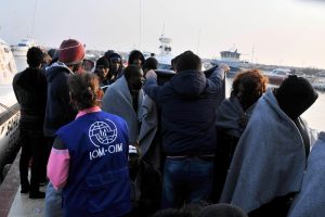 &Ccedil;anakkale'de ka&ccedil;ak g&ouml;&ccedil;menler son anda kurtarıldı