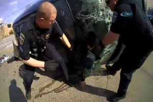 ABD'de bir polis metrelerce s&uuml;r&uuml;klendi yine de takibi bırakmadı