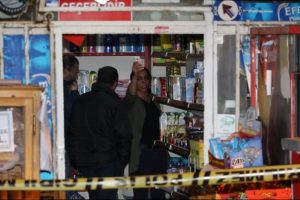 Kadın işletmecinin &ccedil;ığlığı silahlı soyguncuyu ka&ccedil;ırttı