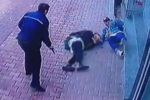 Lise &ouml;ğrencisinin vurulma anı kameraya yansıdı