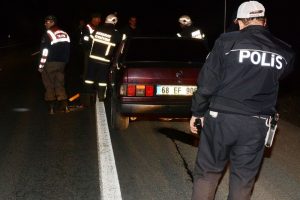 Aksaray'da dur ihtarına uymayan şahıslar, ateş a&ccedil;tı