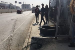 Bursa'da petrol tankerinin fırlayan tekerleği otob&uuml;s durağına daldı