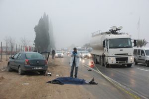 İzmir'de ters şeride giren otomobil dehşet sa&ccedil;tı: 1 &ouml;l&uuml;