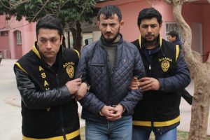 Adana'da adam &ouml;ld&uuml;rd&uuml;: İnsanlar a&ccedil;, onları &ccedil;ekin