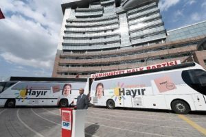 CHP, referandumda kullanacağı sloganla otob&uuml;sleri tanıttı