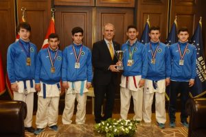 Avrupa fatihi karatecilere Bursa'da altın &ouml;d&uuml;l&uuml;