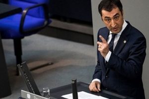 &Ouml;zdemir: Erdoğan, Almanya'da konuşmak istiyorsa...