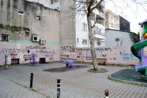 Bursa'da park ve trafoların duvarlarında yazı kirliliği