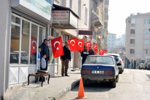 Bursa Mudanya esnafından bayraklı birlik ve beraberlik mesajı