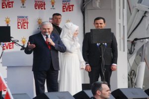 Başbakan mitingde nikah kıydı