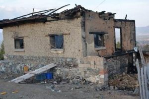 Yangında evde mahsur kalan yaşlı adam &ouml;ld&uuml;
