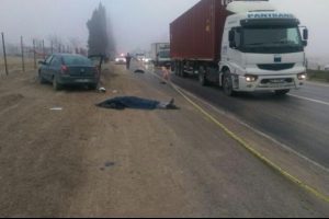 Otomobilin &ccedil;arptığı motosiklet s&uuml;r&uuml;c&uuml;s&uuml; &ouml;ld&uuml;