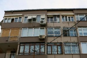 6 katlı apartmanın &ccedil;atısından d&uuml;şen adam hayatını kaybetti